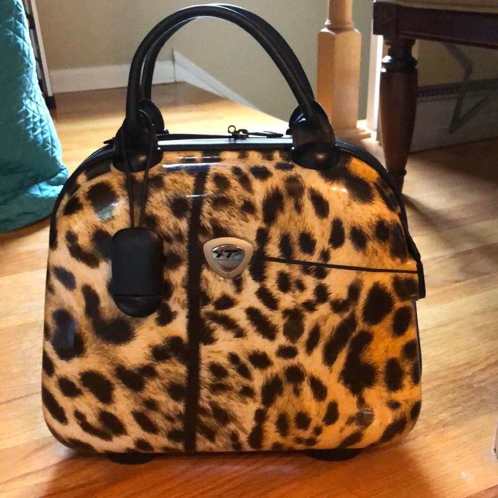 International Traveller hard shell case